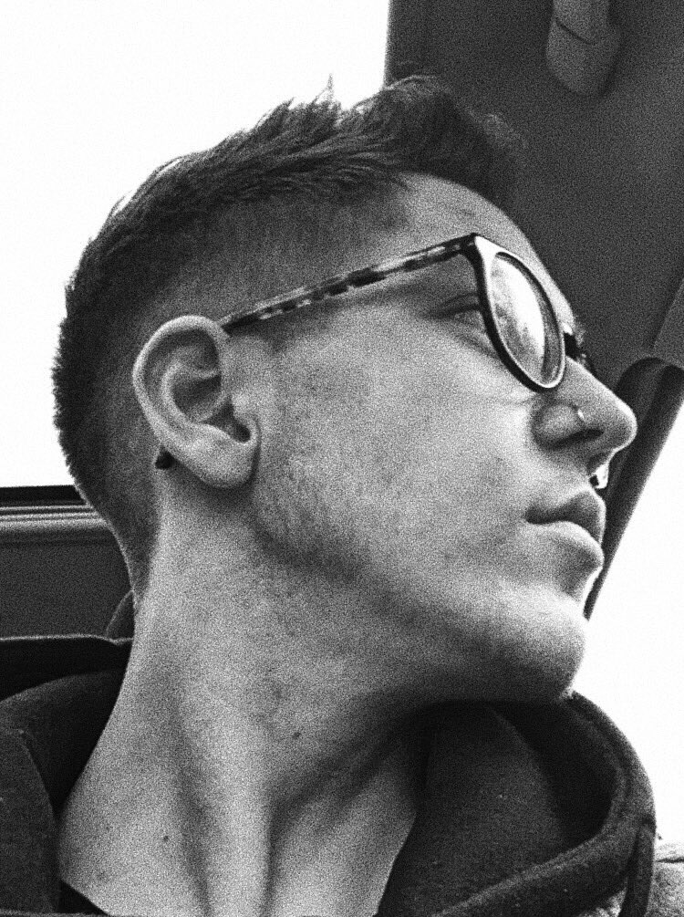 _jereminaj's tweet image. bon on voit pas d’évolution mais j’aimais bien ces photos #evolution2018 #LGBTQ