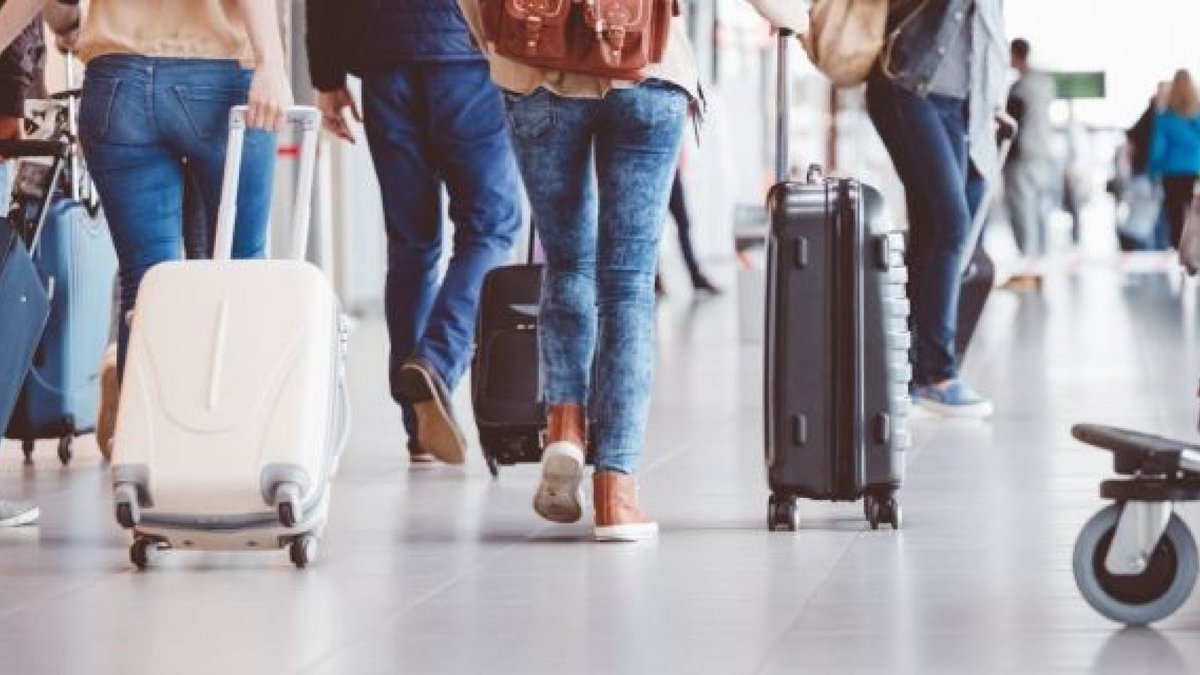 TeamDustoff's tweet image. Great cyber security tips for holiday travelers.  Tag a friend who needs this information! 😀 #AskingForAFriend  buff.ly/2L8u3CS #CyberSecurity #cyberattacks ✈️ 📱 💻 🔌 #holidaytravel #holidays