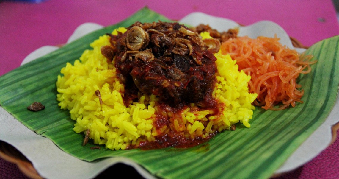 pesonaindonesia's tweet photo. Nasi kuning sejak lama dijadikan menu sarapan masyarakat seantero Indonesia. Makanan ‘berat’ ini tak hanya disajikan untuk upacara penting. Tapi  juga sarat pesan filosofis lho. https://t.co/WShgF2ZUoF #PesonaKulinerIndonesia https://t.co/fhsg2JjsbB