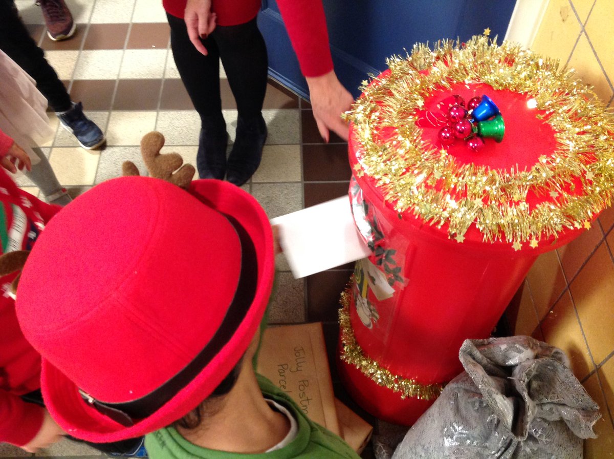 tlsclass1's tweet photo. Mailing our Christmas cards in the HSV mailbox. Snail mail 🐌🎄 https://t.co/8cBT9wKZWr
