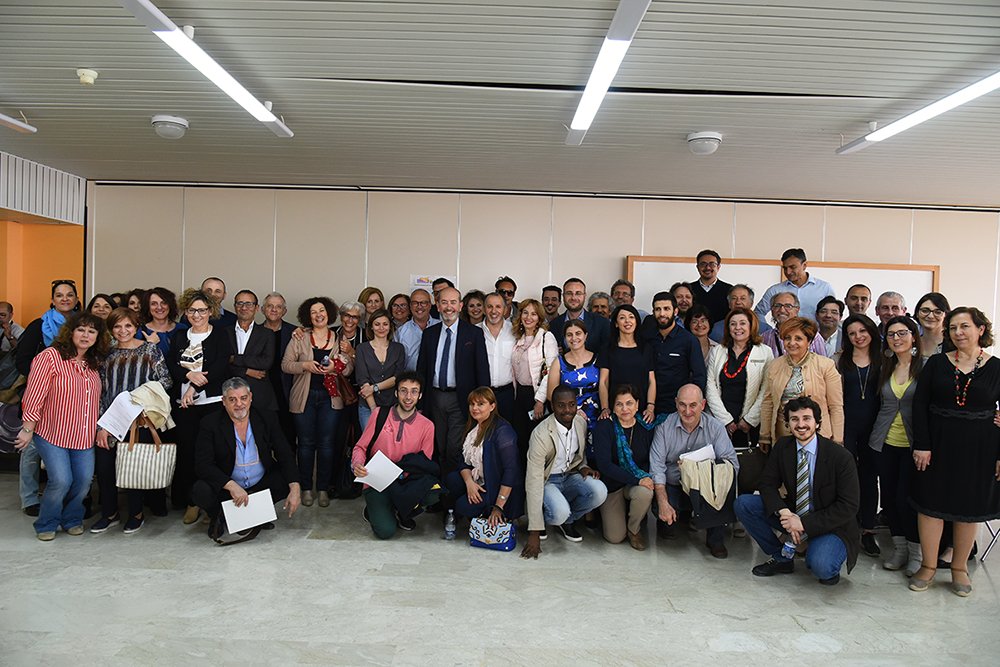 progettosilver's tweet photo. Meeting finale di Silver, il progetto del @Viminale e delle Asp siciliane per i #migranti con traumi dovuti al viaggio: 913 utenti raggiunti, 44 edizioni formative, 1.100 iscritti ai corsi e oltre 40 borse lavoro assegnate. @UNHCRItalia

https://t.co/WMMkrucFWJ https://t.co/oBBT4DHfDN