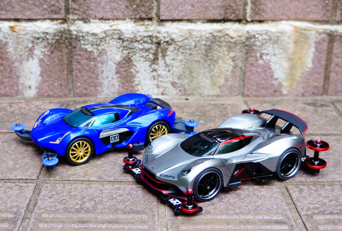 ミニ四駆はこんな感じ。ノーマル塗装のみのマシンから始まって