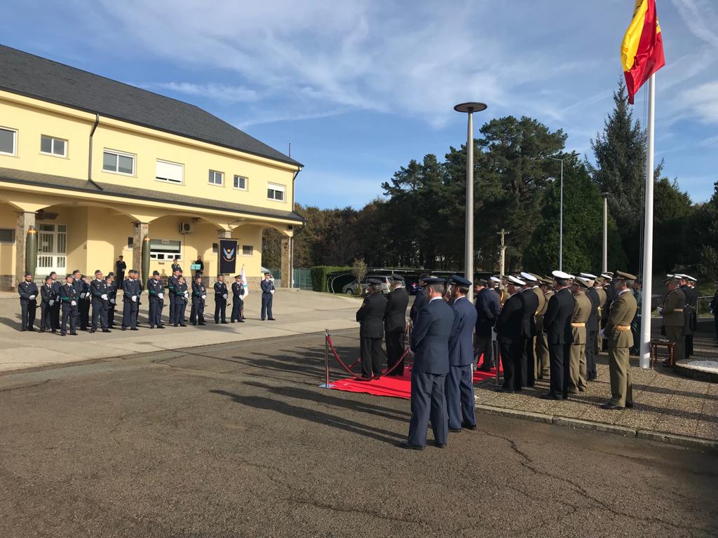 PopularesStgo's tweet photo. 😃✈️Os concelleiros #PepaCastro e #AlejandoSánchezBrunete asistiron, un ano máis, ao aeródromo militar de #SantiagoCapital para celebrar a festividade de Nosa Señora de Loreto, patrona do Exército do Aire https://t.co/cw1i3JVtS1