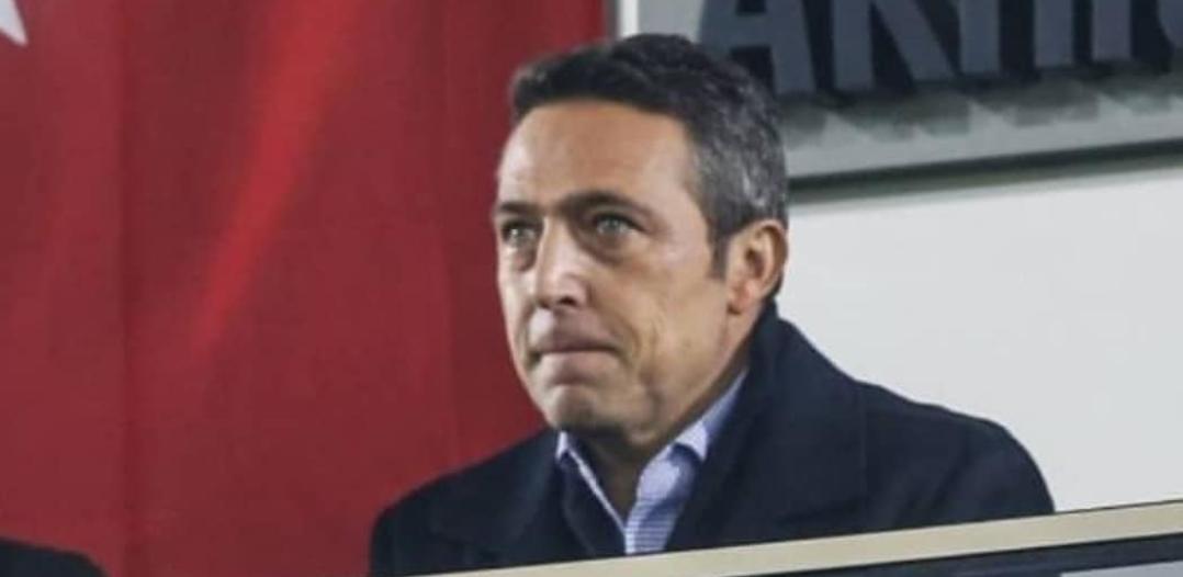 Fenerbahçeyi rezil ettin taraftarin oyuncağı oldun rakiplere saygi diye diye Fenerbahçe düşmanlarıyla bir oldun ve hala o koltukta oturuyorsun.  Sana oy atan 16 bin kişiye yaziklar olsun bu durum sizin eseriniz