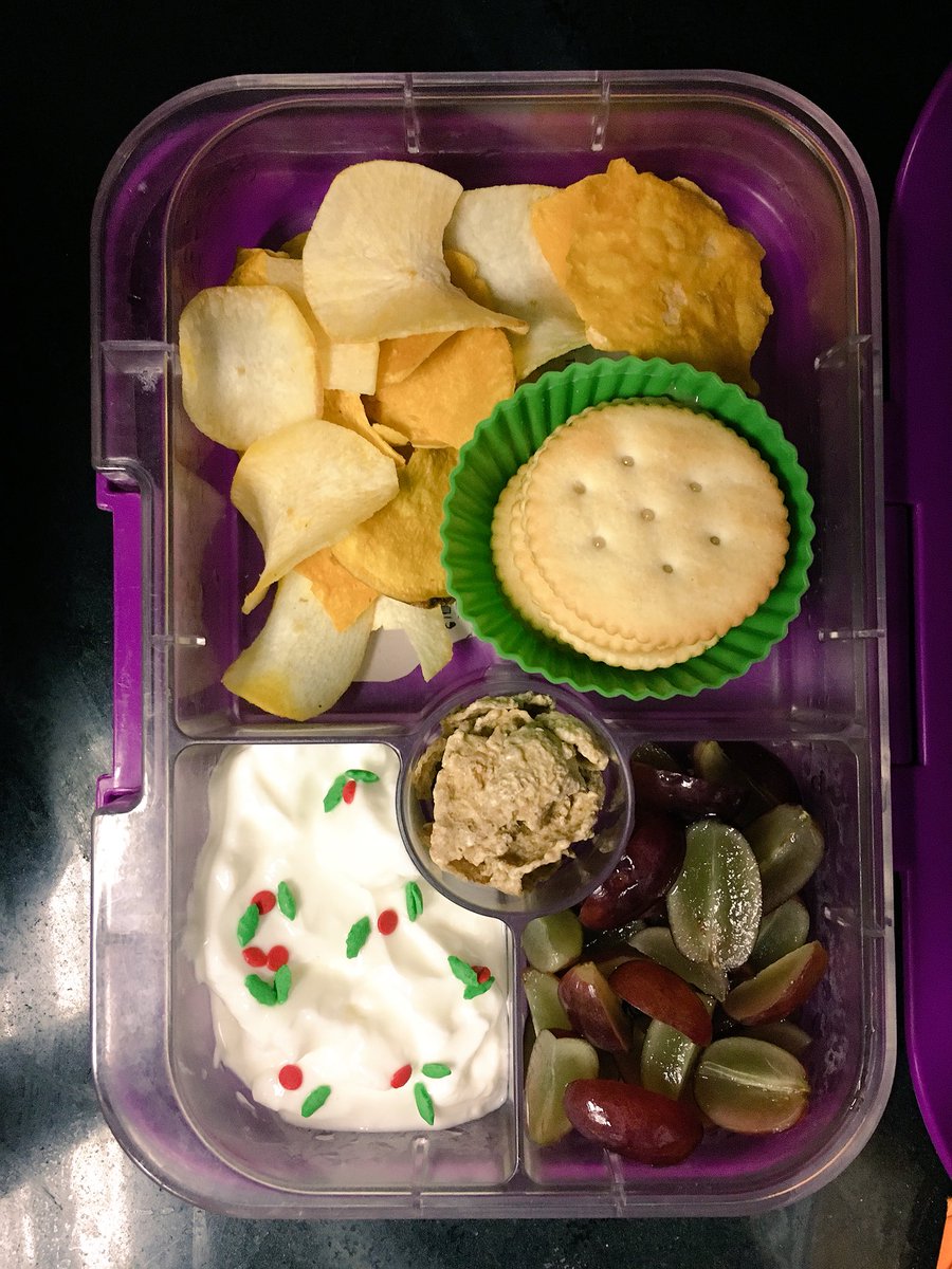 MamaEnApuros507's tweet photo. El #LunchboxDelDia de #AnaTerremoto
•#InkaCrops #InkaChips Veggie Chips Tropical
•@Ritzcrackers con #RobertRothschildFarm Gingerbread Dip&Spread
•@SpecialK Pumpkin Spice
•@Dannon Light&Fit Original Greek Vanilla con @BettyCrocker Sprinkles Holly Berry & Leaves
•Uvas https://t.co/pXe7P7ia87