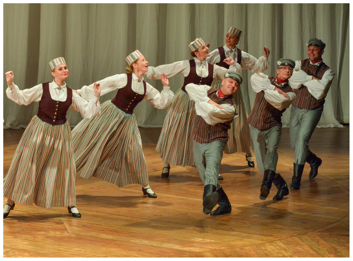 Aizvadītajā nedēļas nogalē (08.12.) Slampes Kultūras pilī notika XXI Jaunrades deju konkursa I kārta. Paldies dalībniekiem!
Konkursa I kārta turpināsies 15.decembrī Ogres Kultūras centrā.
Fotogalerija - bit.ly/2L7oMeN
Fotogrāfs - Jānis Tiļčiks