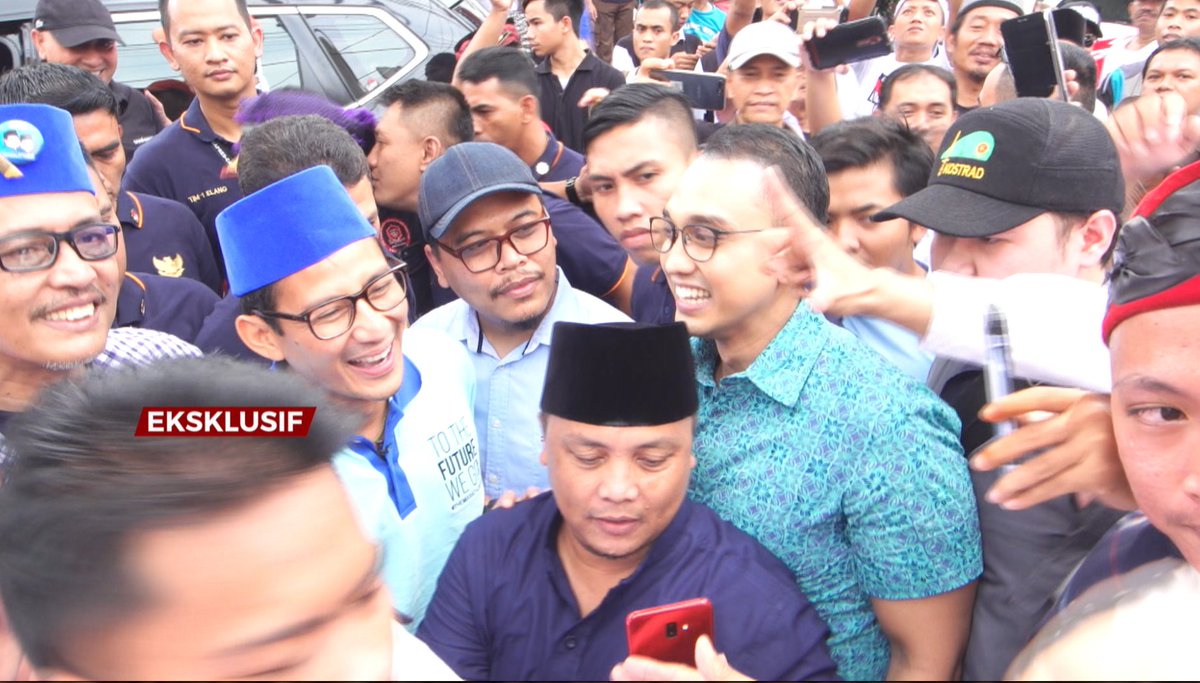Beginilah antusias warga Petukangan Utara, Pesanggrahan saat menyambut kedatangan Cawapres No. Urut 02 Sandiaga Uno. Riuh teriakan warga dan suara petasan ramai menyambut Sandi. Banyak warga yg berusaha mendekat u/ berebut selfie &amp; bersalaman 

#Aiman #KompasTV #JurusMenangSandi