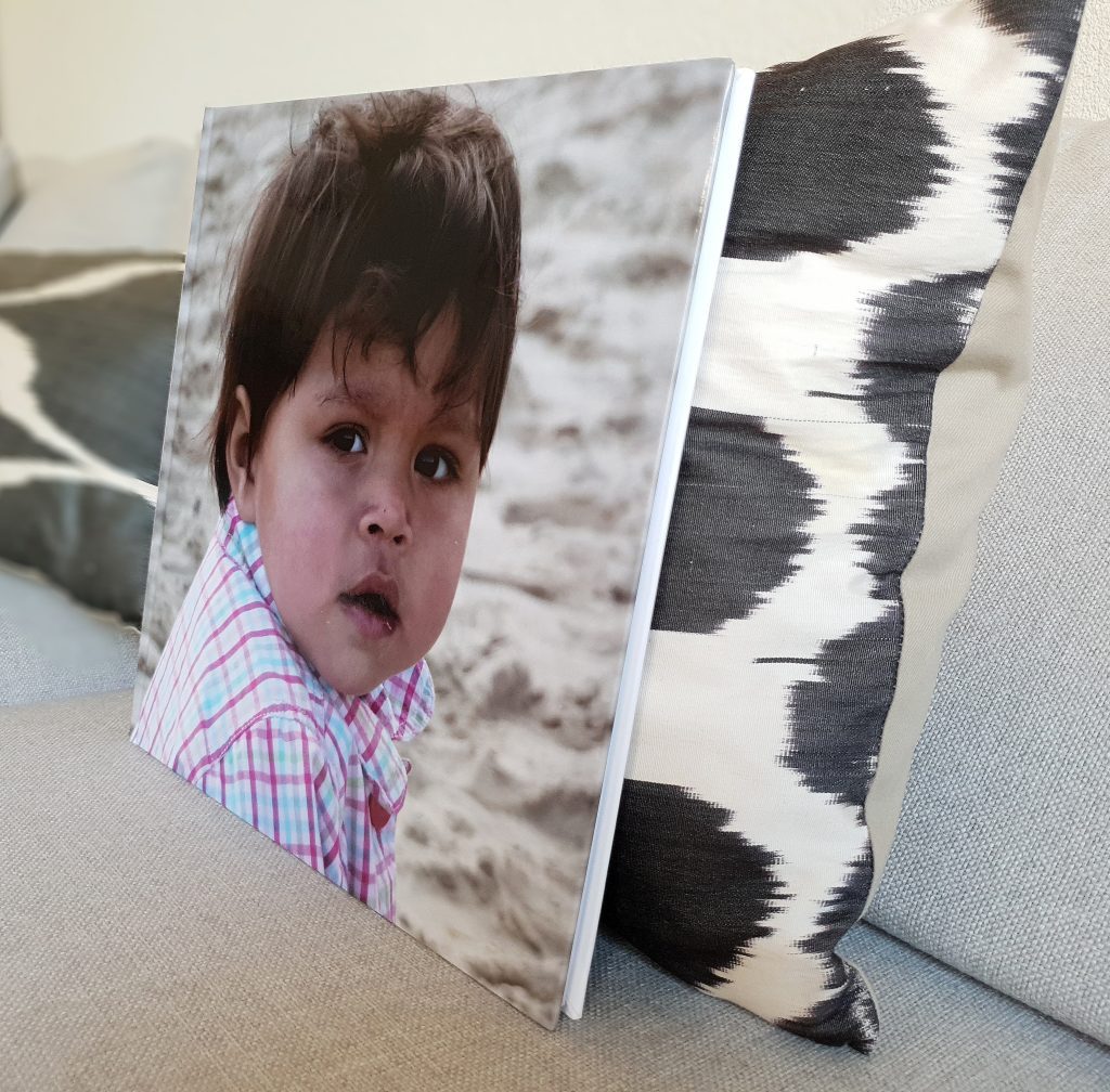 * HET FOTOALBUM *
Mijn kinderen vinden het geweldig om hun eigen fotoboeken in te kijken. Wel jammer dat ze er niet zoveel hebben ;-).
Nu ik weet hoe makkelijk het maken van een album eigenlijk gaat, heb ik geen excuus meer.
Ik heb… minimodeblog.nl/lifestyle/het-…