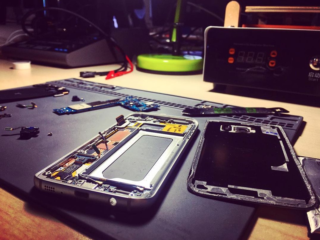 Et on commence la semaine par une réparation de Galaxy S7 Edge ! Il sera comme neuf pour les fêtes de fin d’année 🙌
.
#mondaymotivation #mondaymood #reparation #reparationsamsung #samsunggalaxy #galaxys7edge #s7edge #outils #isesamo #reparateur #leweekendcestfini #auboulot