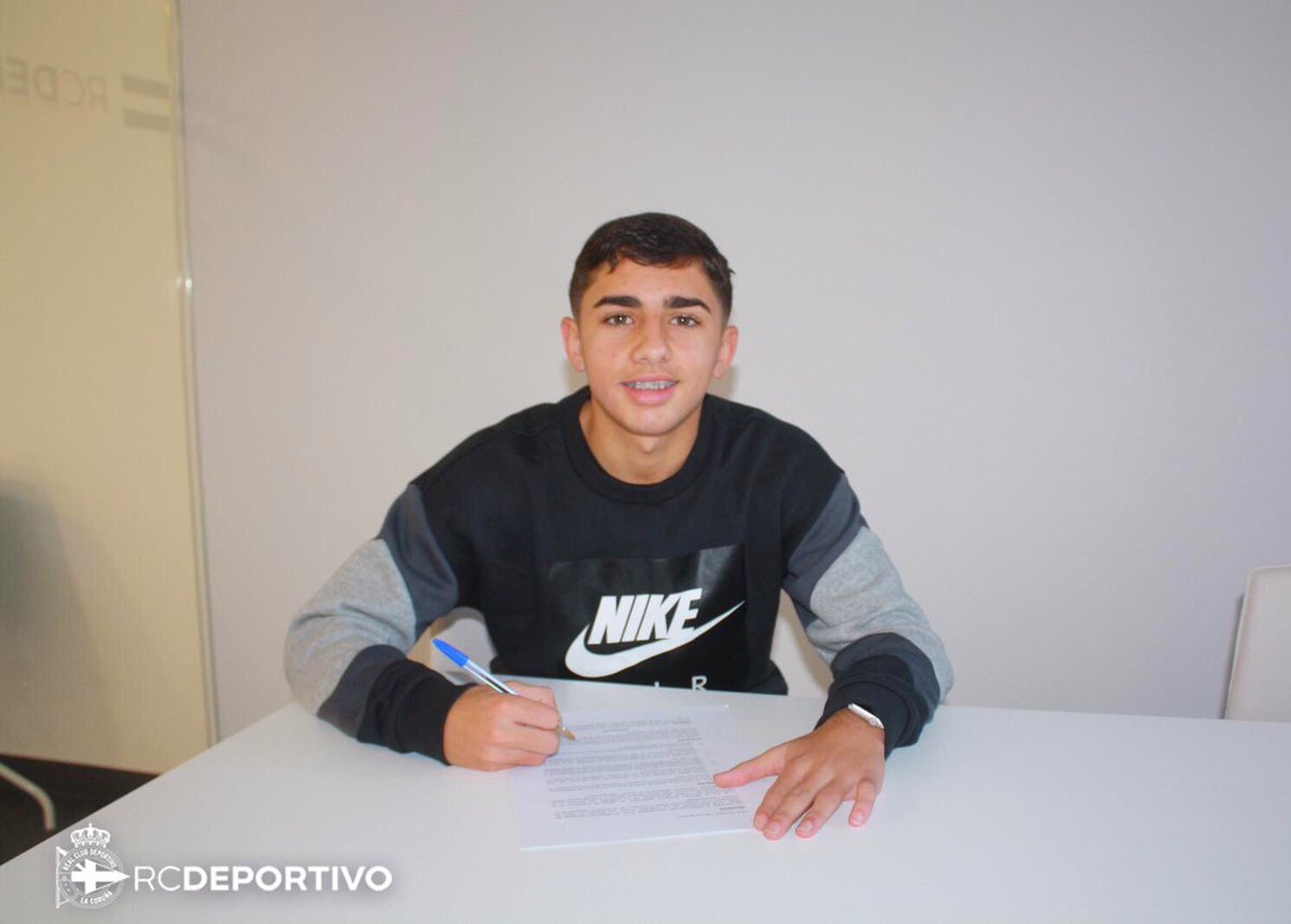 Yeremay Hernández firma su primer contrato con el Deportivo (Foto: RCD).