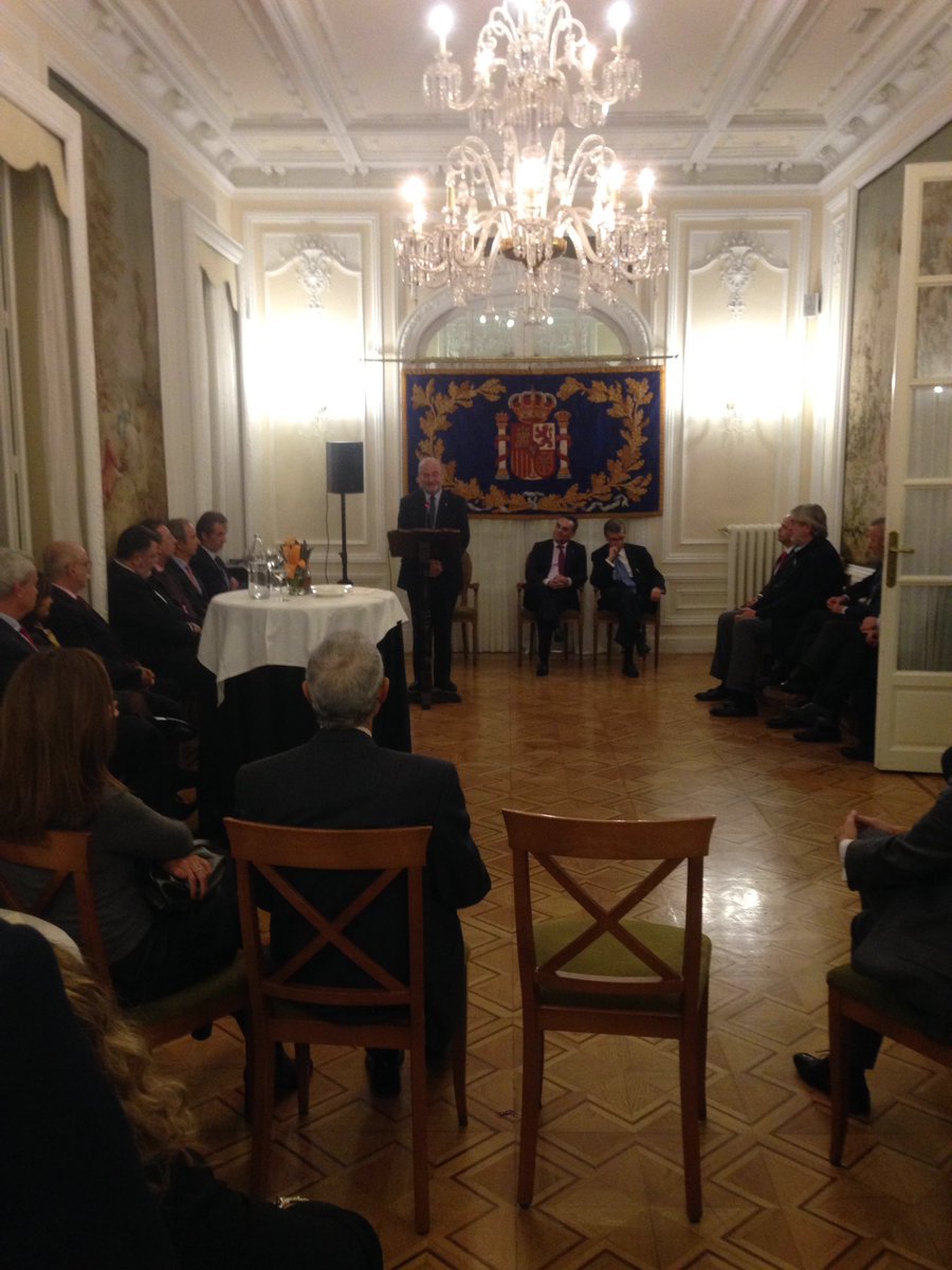 AGERS_'s tweet photo. Toman la palabra Juan Carlos López Porcel y Gonzalo Iturmendi, presidente y secretario general de AGERS, para agradecer a Ignacio su labor con la Asociación. #agers2018 https://t.co/zgIWDSVcKN