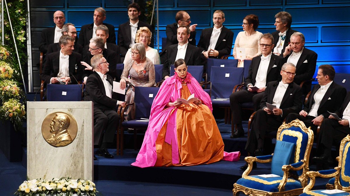 När du vill ha en klänning som säger att du inte tänker försvinna tyst ur offentligheten med svansen mellan benen, som ett välsytt "Fuck you" till alla belackare.