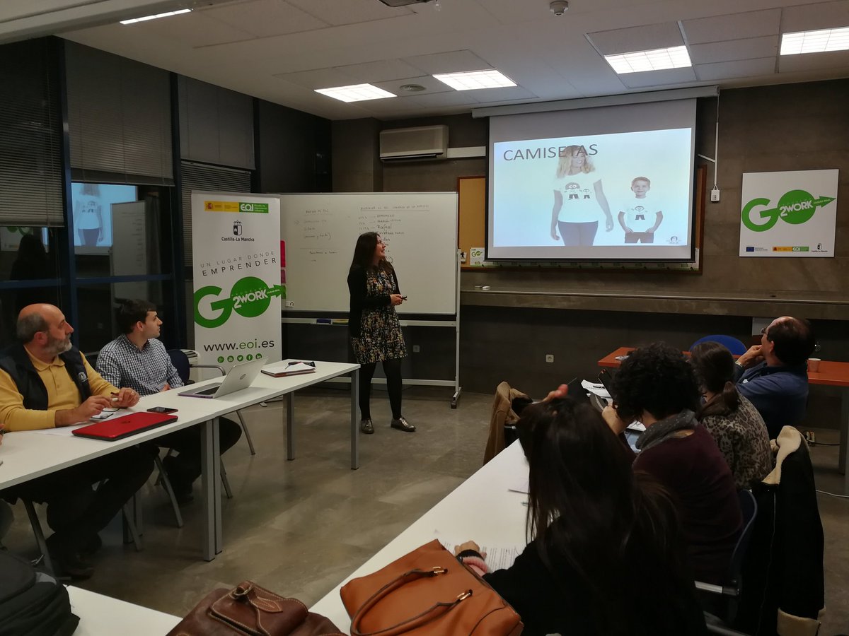 vtaperez's tweet photo. Tarde de ensayos en el #coworkingeoi @eoi @gobjccm #Ciudadreal con los mentores de comunicacion @GemaMolinaFlore @elemparrao Ahora es el turno de #Anucha. En tres dias, el 13 diciembre, tenemos el #Demoday en el #ConventodelaMerced #MuseodeCiudadReal https://t.co/TVSm8vOeH4