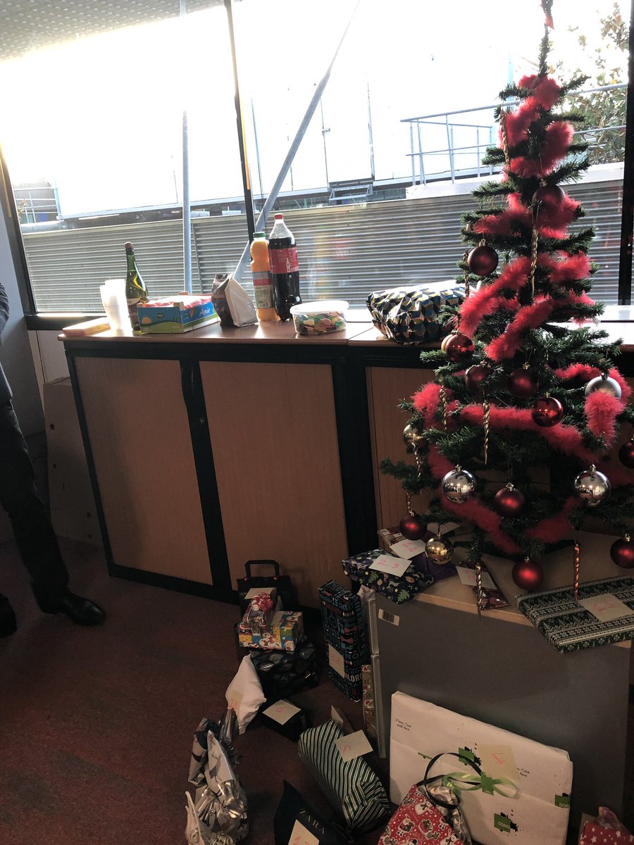 LaetitiaOrtet's tweet photo. Le Père Noël est passé rendre visite à l’APAC Alizé ! 🎅🏼🌲🎉 Un moment convivial avec l’ensemble des équipes #BNPP #BDDFOPS #ApacAlizé https://t.co/D0z5I5hmlQ