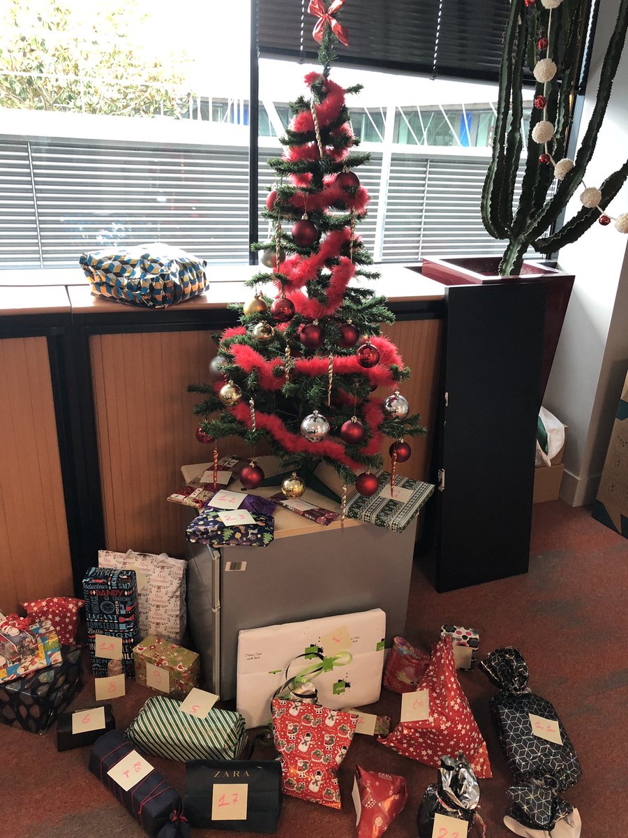 LaetitiaOrtet's tweet photo. Le Père Noël est passé rendre visite à l’APAC Alizé ! 🎅🏼🌲🎉 Un moment convivial avec l’ensemble des équipes #BNPP #BDDFOPS #ApacAlizé https://t.co/D0z5I5hmlQ