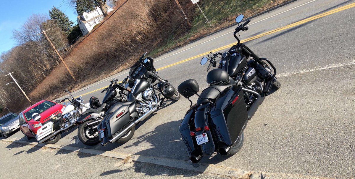 Bring back the good weather! I’m having withdrawals 😩 Even though this was literally the first weekend in December lol. #HarleyDavidson #HD #FatBob114 #RoadKingSpecial #StreetGlide #RoadKingPolice #BringOnSpring #Motorcycles