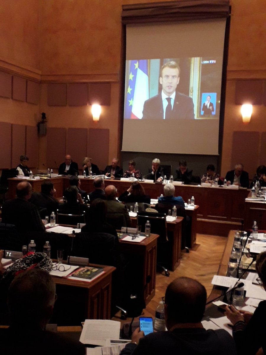 Conseil municipal de @Tarbes suspendu pour écouter le discours du président Macron #GiletsJaunes