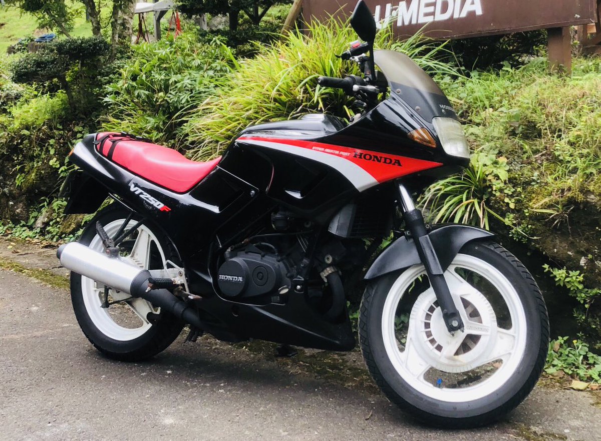 タモさん على تويتر Vt250fg Vt250f 絶滅危惧種 バイクのイラスト が上手い人にこのｖｔ２５０ｆｇを かっこよく描いて欲しい 自分は絵心全くないので かっこよく描ける人 尊敬してしまう