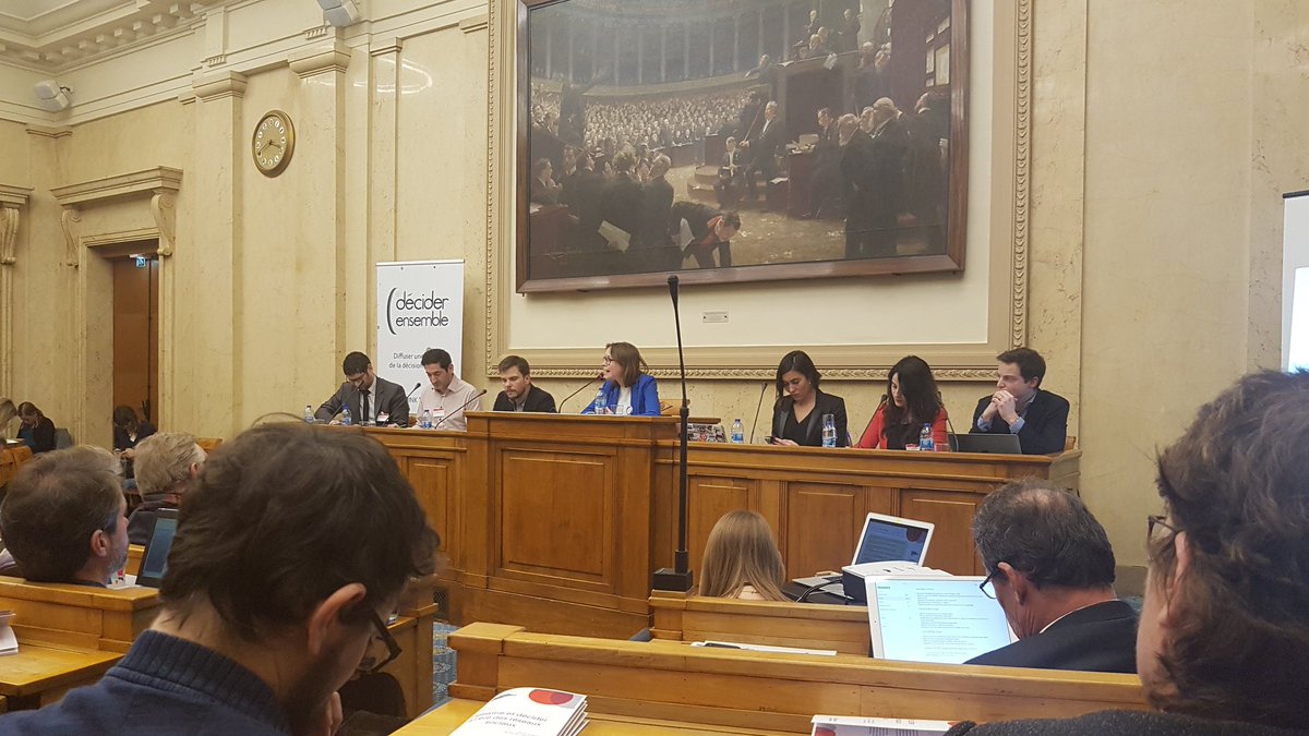 marius_francois's tweet photo. Aujourd'hui, se tient un colloque "Débattre et décider à l'heure des réseaux sociaux" à l'Assemblée Nationale. Les étudiants du #MasterUNIC suivent les échanges. https://t.co/N5k9AisL1o