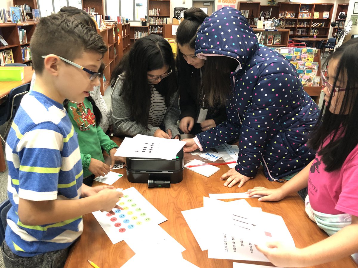 mrswiggins83's tweet photo. Working together to breakout of the box with some unplugged coding. @breakoutEDU @ImpocoJulie #ThompsonIsExcellence #cfblibraries https://t.co/AZBofT9WPS