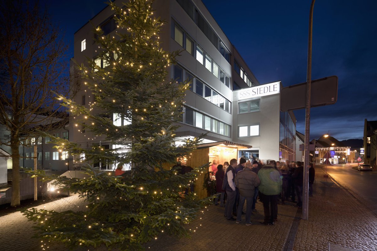 siedle_com's tweet photo. Nach Feierabend trafen sich die Siedle-Mitarbeiter und Ehemaligen zur Adventsfeier. Der Weihnachtsbaum und der Glühweinstand vor dem Eingang verbreiteten eine wunderschöne vorweihnachtliche Stimmung: https://t.co/iSNRUc9EJ5 https://t.co/HrD9nVpgg8