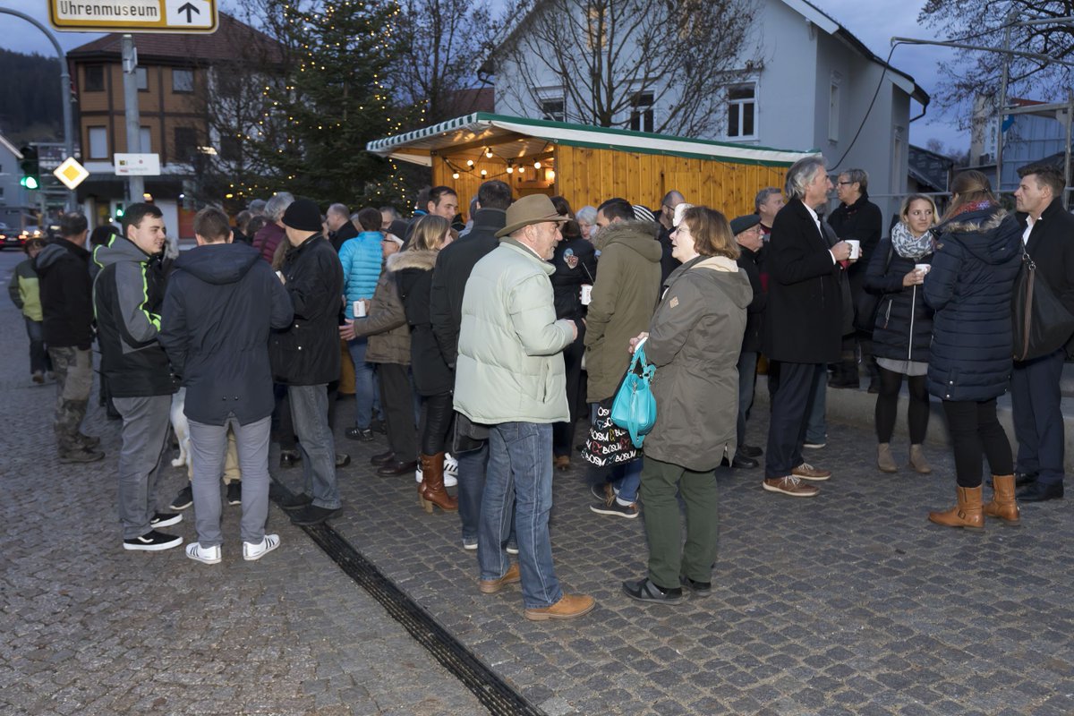 siedle_com's tweet photo. Nach Feierabend trafen sich die Siedle-Mitarbeiter und Ehemaligen zur Adventsfeier. Der Weihnachtsbaum und der Glühweinstand vor dem Eingang verbreiteten eine wunderschöne vorweihnachtliche Stimmung: https://t.co/iSNRUc9EJ5 https://t.co/HrD9nVpgg8