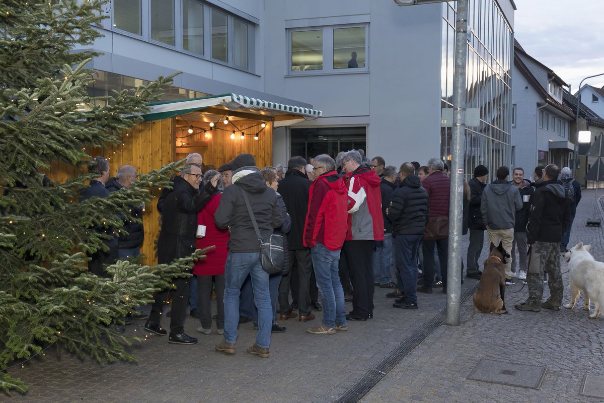 siedle_com's tweet photo. Nach Feierabend trafen sich die Siedle-Mitarbeiter und Ehemaligen zur Adventsfeier. Der Weihnachtsbaum und der Glühweinstand vor dem Eingang verbreiteten eine wunderschöne vorweihnachtliche Stimmung: https://t.co/iSNRUc9EJ5 https://t.co/HrD9nVpgg8