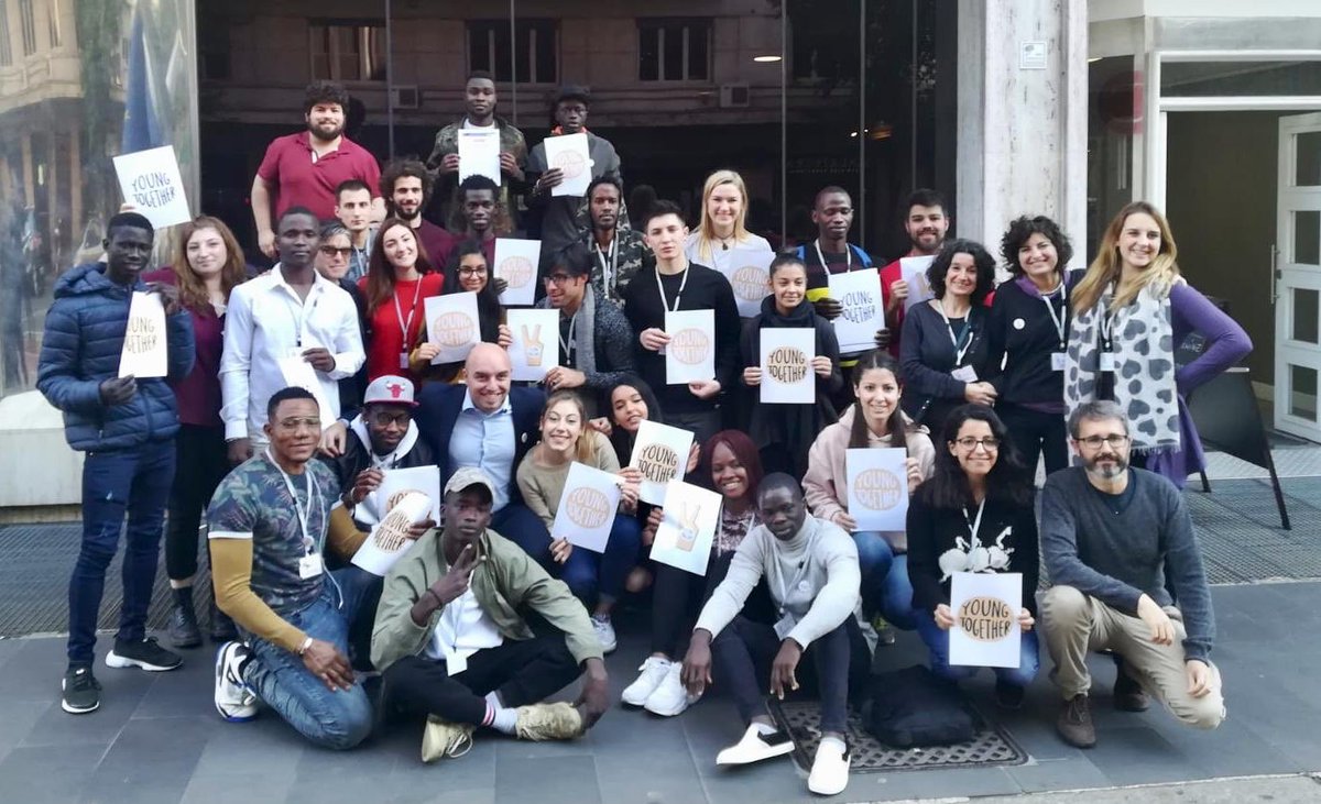 AgenziaGioventu's tweet photo. Oggi per giornata #dirittiumani a Roma 30 ragazzi, italiani, stranieri (da centri Sprar), del progetto “AwareAndActive Campaign” programma Erasmus+ con Finlandia, Macedonia, Estonia, Austria e Slovenia. Parole d’ordine Promuovere diversità culturale e l’inclusione
#YoungTogether https://t.co/v6YFohVfvC