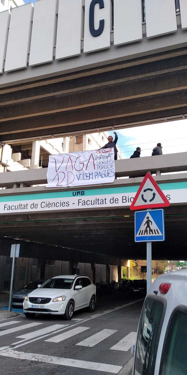 CCOOeducacio's tweet photo. Tambe a les #universitats omplim els centres per la #vaga12D #VagaServeisPublics #VolemLesPagues #AraEnsTocaAnosaltres https://t.co/guGaAg5Wqg