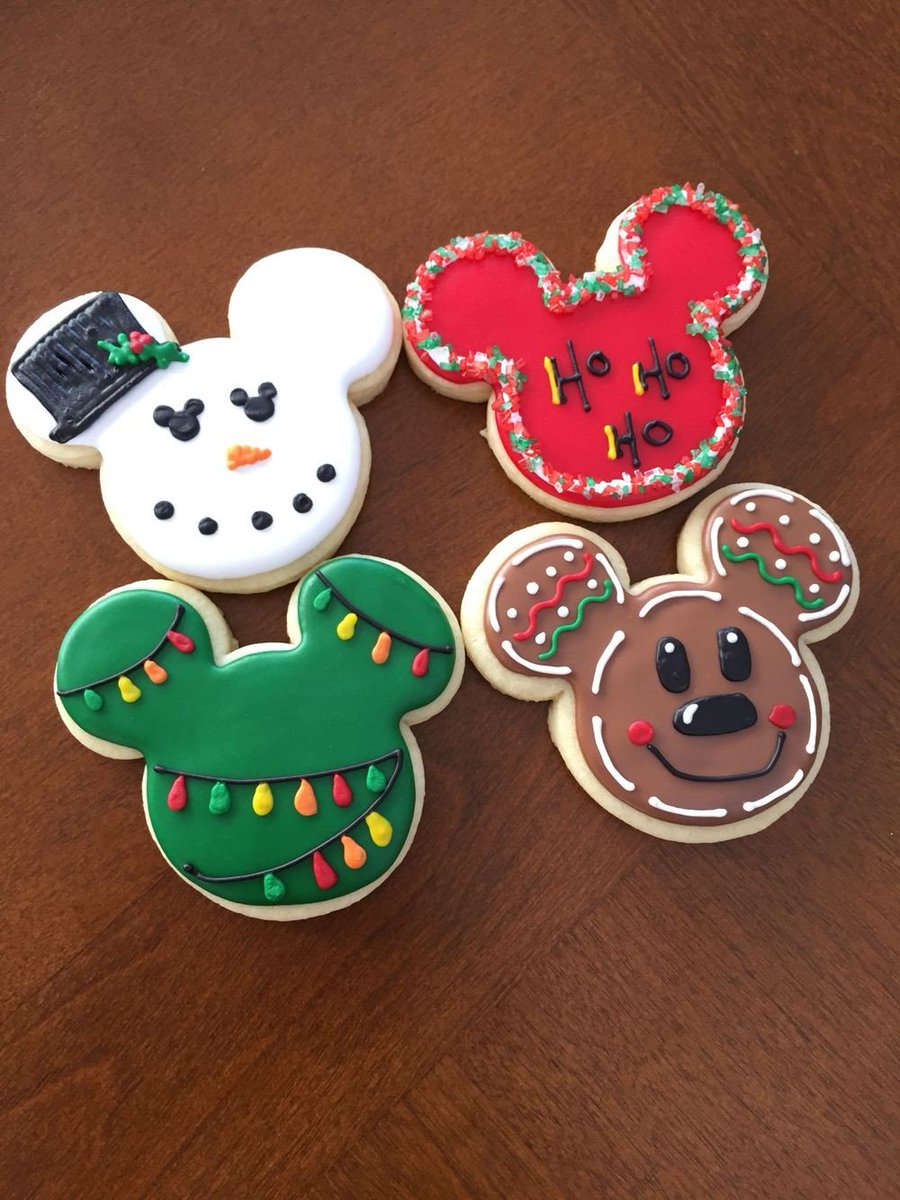 Hoy sale una receta de galletas deliciosa! 
Y pues como el tema de la navidad en casa es Mickey pues Mickeys navideños 💓🎄