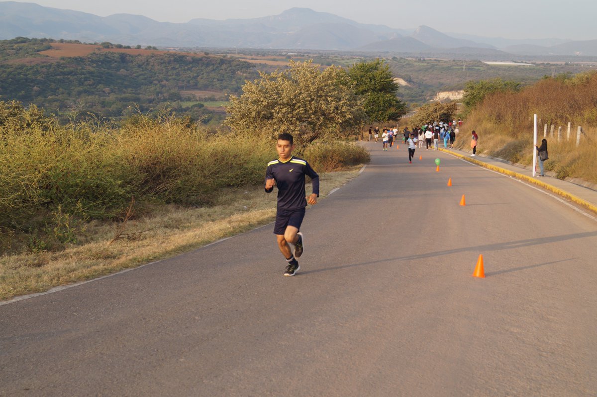 UTSEMor's tweet photo. Orgullosos de pertenecer a esta institución alumnos, docentes y personal administrativo de la @UTSEMor participan en la Tercera Carrera Atlética #OrgulloUTSEM #OrgulloBúhosVerdes https://t.co/Va7EVnAgoz