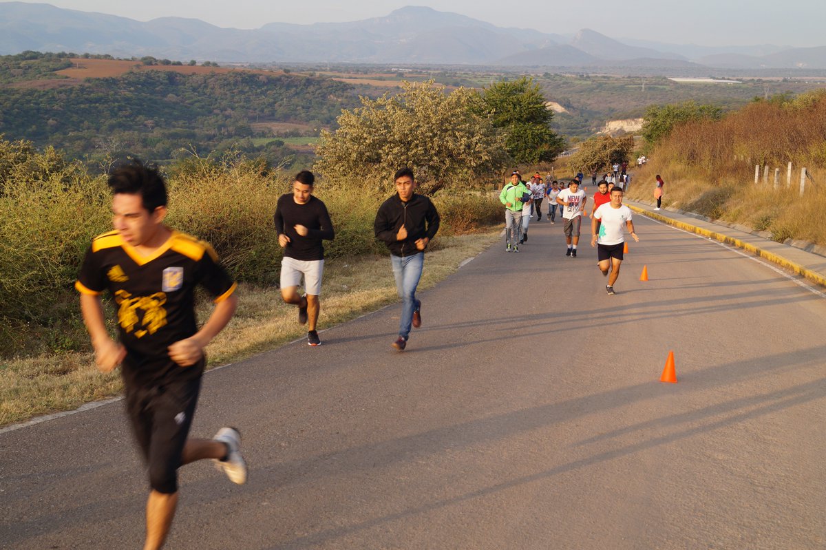 UTSEMor's tweet photo. Orgullosos de pertenecer a esta institución alumnos, docentes y personal administrativo de la @UTSEMor participan en la Tercera Carrera Atlética #OrgulloUTSEM #OrgulloBúhosVerdes https://t.co/Va7EVnAgoz
