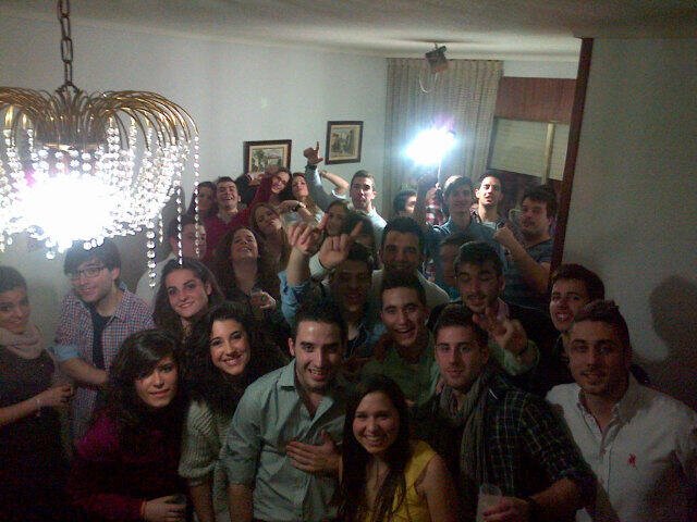 davidmolinex's tweet photo. #zapeando1260 primer año de universidad, primer piso en el que vives y tu compañero dice que se trae a 5-10 amigos y paso esto (faltaba gente que estaba por cocina, habitaciones...) https://t.co/cJ4lMdHwNO