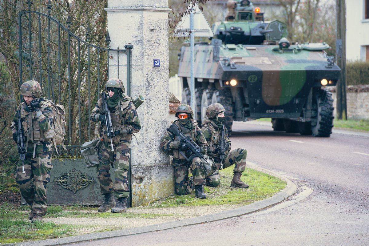 armeedeTerre's tweet image. 550 militaires de la #7BB débutent l’exercice en terrain libre "Marne 2018".

1 scénario tactique / 3 périodes de 36h / 3 régiments : #1RCH, #1RTir, #5RD. 

Au programme : déplacements tactiques en véhicules et à pieds, franchissement de coupure humide, chaîne de décontamination.