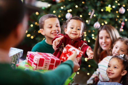 growupsafe's tweet photo. RT @healthychildren: Shopping for a young child this holiday season? Skip the electronic toys and go back to the basics! Learn more about @AmerAcadPeds recent toy recommendations here: https://t.co/LuIQHPMBO3 https://t.co/G1UmuHpQDR