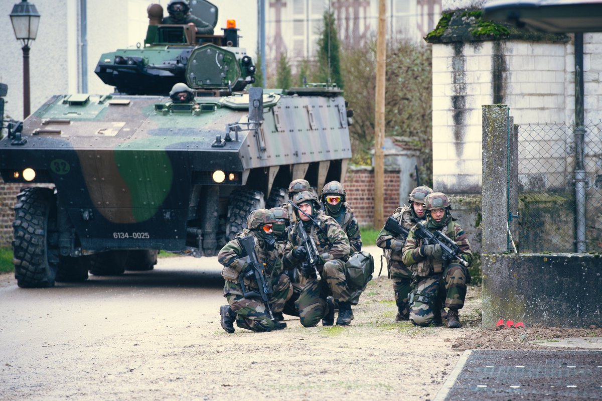 armeedeTerre's tweet image. 550 militaires de la #7BB débutent l’exercice en terrain libre "Marne 2018".

1 scénario tactique / 3 périodes de 36h / 3 régiments : #1RCH, #1RTir, #5RD. 

Au programme : déplacements tactiques en véhicules et à pieds, franchissement de coupure humide, chaîne de décontamination.