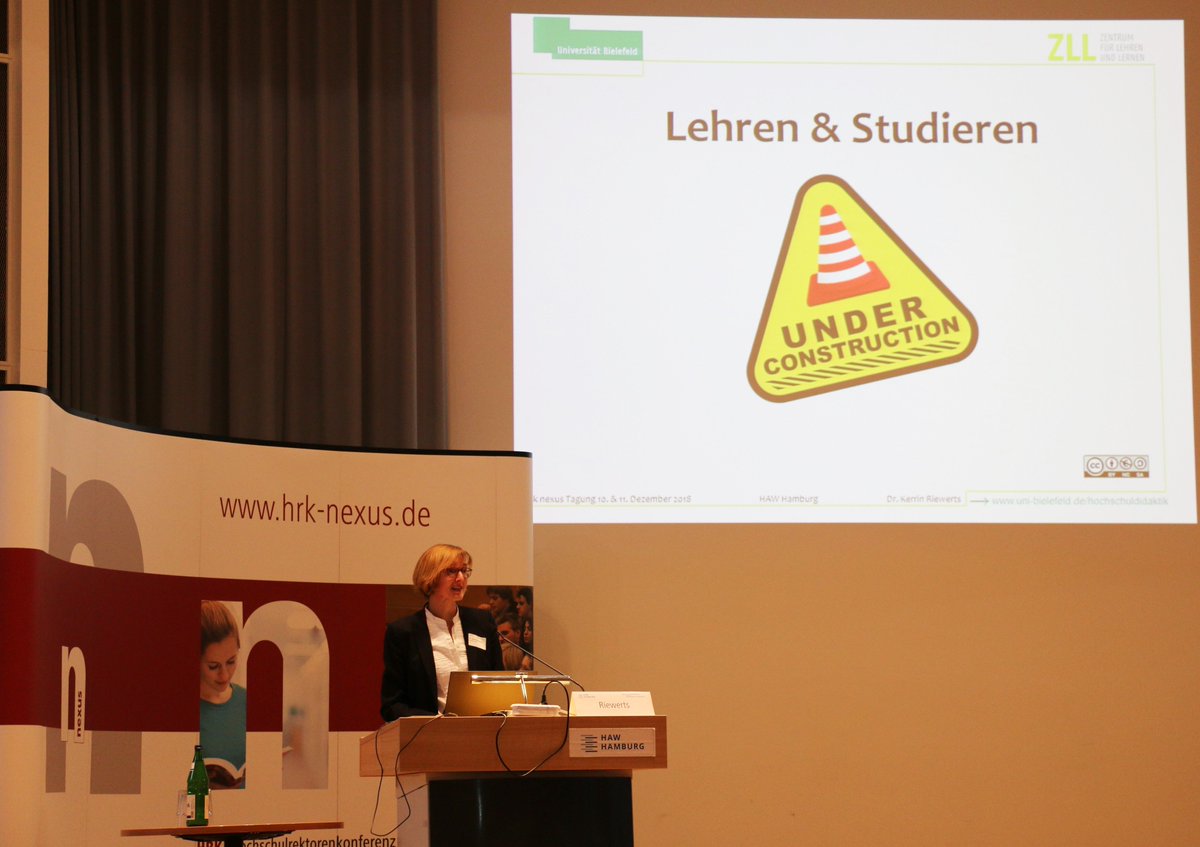 Projekt_nexus's tweet image. Baustelle #Lehre: Kerrin Riewerts @KeRiewerts wünscht sich, dass Lehrende Ihre Rolle definieren: &quot;Wollen Sie Architekt, Bauleiter, Polier sein oder mit den Studierenden gemeinsam gestalten?&quot; #projekt_nexus #studierendenzentrierung