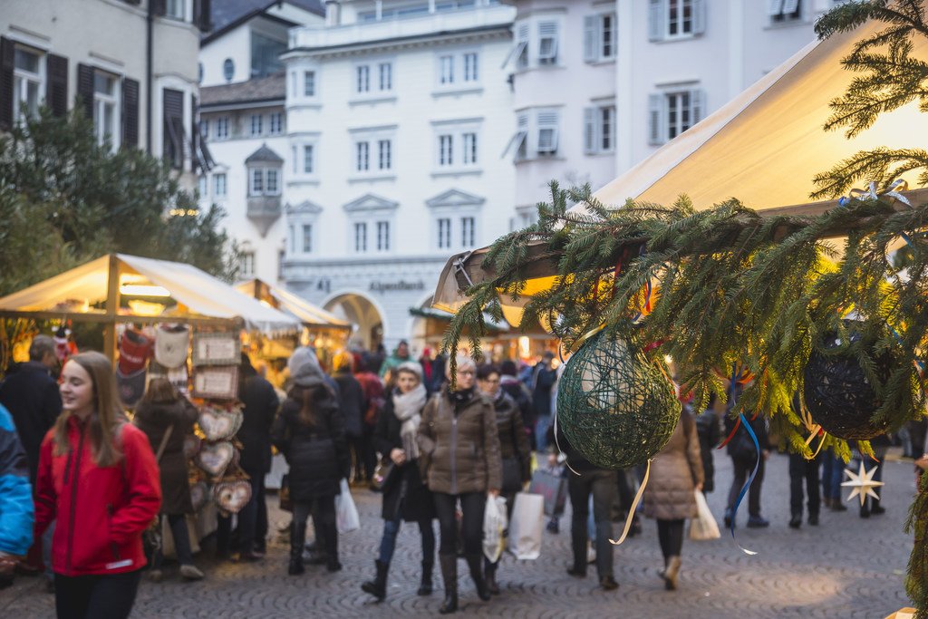 Qui potete trovare tutti gli eventi della settimana:
-al mercatino di Natale appuntamento con “Un Natale di Libri”, domani intervista a  Lucia Annunziata
- appuntamenti quotidiani con l’artigianato artistico dal vivo con la cooperativa “Artigiani Atesini”

bolzanobozenmagazine.it/node/1764