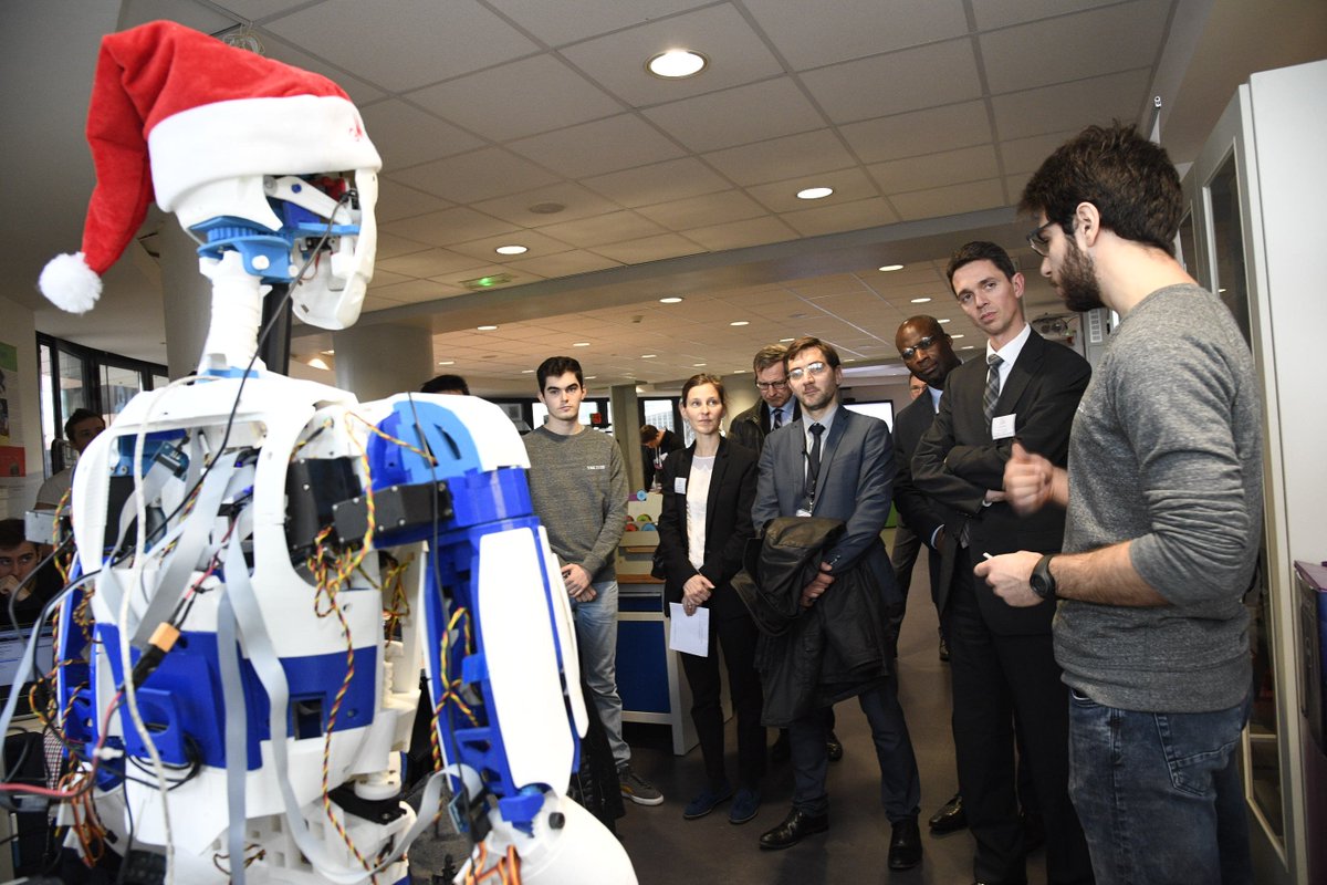 Interieur_Gouv's tweet photo. La DSIC du ministère et le Pôle Léonard de Vinci ont signé aujourd'hui un partenariat de 2 ans pour développer l'#apprentissage, faire connaître les métiers du #numérique et favoriser le #recrutement des acteurs de la modernisation de l'Etat ! https://t.co/8UsA3k3NWp https://t.co/G2nlLGEgUs