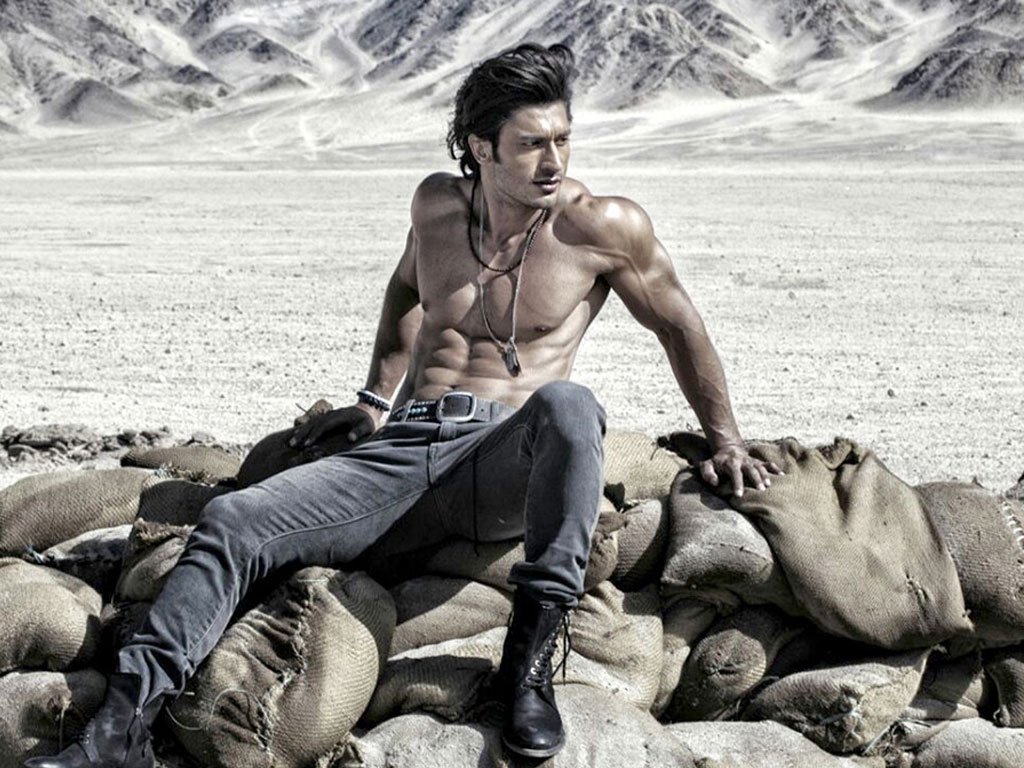 malarvidyut's tweet photo. Happy birthday vidyut sir with love #VidyutJammwal ❤🌹🎂🎁🎊🎉 @VidyutJammwal 😍😘❤💝🌹🌹 https://t.co/RPSa1u7599