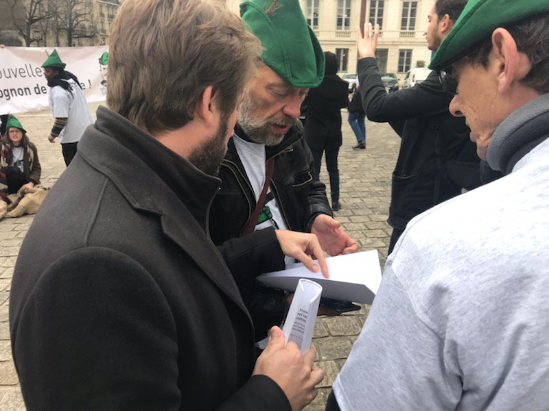 BorisVallaud's tweet photo. .@emmaus_france manifeste contre l'#évasionfiscale devant @AssembleeNat. Les multinationales transfèrent artificiellement 530Mds€/an de bénéfices qui échappent aux États. Nous avons remis l'amendement coécrit avec @gabriel_zucman et la plainte déposée dans l'affaire #CumexFiles https://t.co/aQ9ejHe7qj