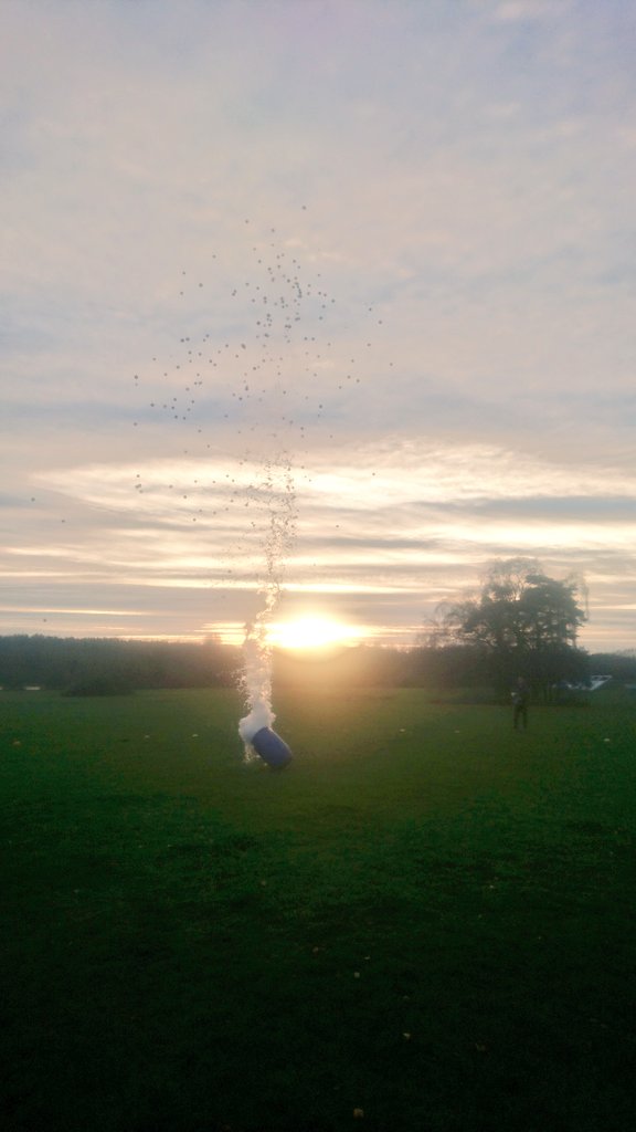 BDaviesGeo's tweet photo. Pretty spectacular #BinBang demonstrating analogues for #volcanic eruptions!
And a jumping barrel!!
@VolcanoJenni @GeomorphJAMS @ueaenv @uniofeastanglia https://t.co/am4YcFtJUZ