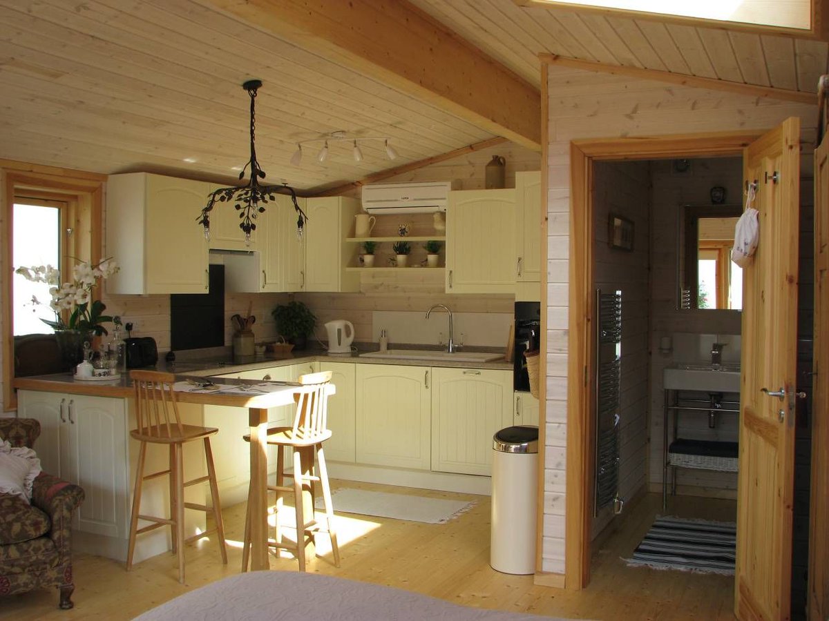 TheHolidayCots's tweet photo. This cosy holiday lodge is a wonderful #romanticretreat for 2. The Lodge provides #rusticaccommodation in #Hurstpierpoint, #WestSussex.
🛏️ Sleeps 1-2
https://t.co/wUXNwsBk2T
#HolidayCottage #CosyLodge #CouplesHoliday #Staycation #UKBreak https://t.co/4cKW2FZ8be