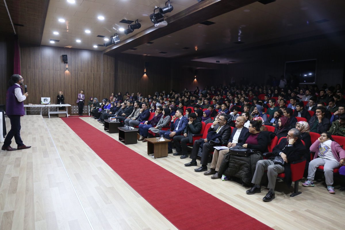 gurpinarbel's tweet photo. Daha sonra Gürpınar Kültür Merkezi'nde düzenlenen program, Araştırmacı-Yazar Sinan Yağmur'un şiirler okuması, Şems-i Tebrizi ve Mevlana'nın hayatından kesitler anlatmasıyla devam etti. https://t.co/FtFP0kouWk