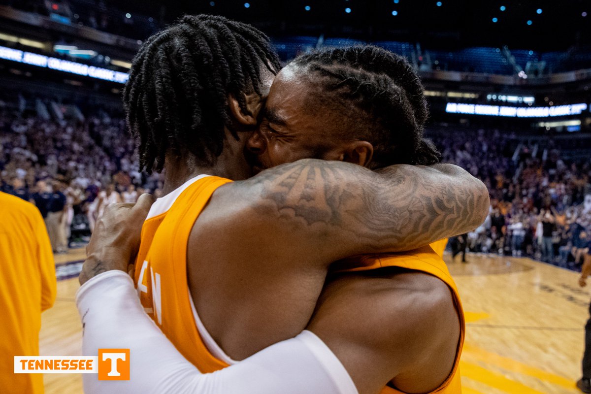 Vol_Hoops's tweet photo. All the best pics from an absolute thriller in Phoenix 🔥📸

PHOTOS » https://t.co/jkmPpE87AK https://t.co/CI3JFQ7q3F