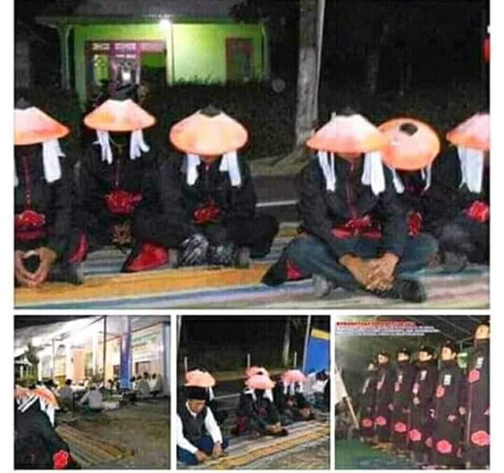 IATeam___'s tweet photo. Jgn Salah faham dulu ya ?

Org2 yg berkostum Unik atau Aneh ini bukan Akatsuki (Naruto)komik yg ngetop di jepang itu?

Tapi Org2  Ini Ada di Indonesia lo..

Mereka Anggota BANSER dari Kab.Lumajang,Jawa Timur.
😎😁

👉Yg ketawa gwe blokir https://t.co/lOaD8NddFV