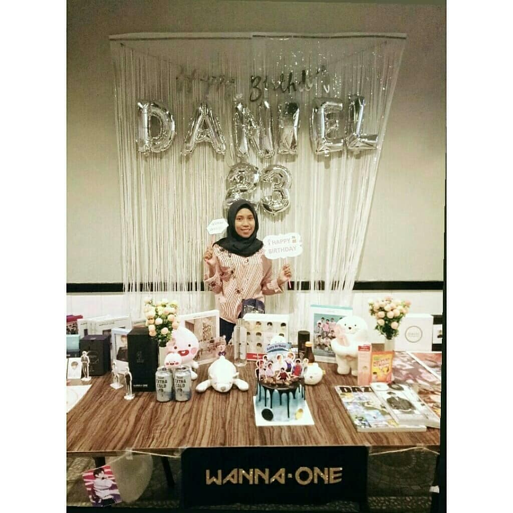 AchaRidwan's tweet photo. HAPPY DANIEL DAY 👏🎉🎊
Terimakasih karena telah melahirkan Daniel (Ibu Daniel)  .
Thank you so much karena ikut produce 101 dan tdk pergi ke Canada. 
Sehat terus dan selalu bahagia oppa 😘😘
Di masa depan nanti kita akan tetap ada di sisimu ❤❤
#HappyDanielDay
#SNEACHTADANIEL https://t.co/FgwRvMCsok