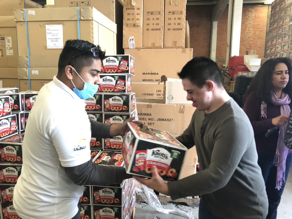 FundacionAzteca's tweet photo. Además de ricas galletas 🍪 estamos donando cobijas de PET para que abuelitos, niños y personas con discapacidad estén calientitos esta Navidad.🎄 🎅
#RedSocialAz adelanta un enorme esfuerzo para apoyar a los sectores desfavorecidos de #México. ❤️🇲🇽 https://t.co/9z2SOPvjf1