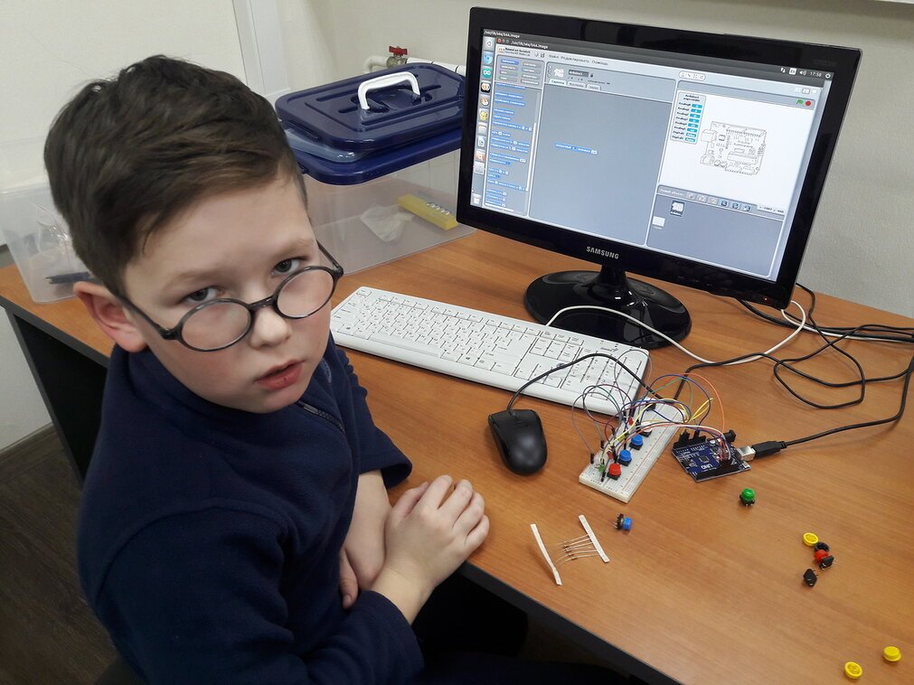 sw_robot's tweet image. Мини синтезатор на Arduino UNO
Сердце нашего синтезатора - Arduino UNO, ну а голос это обычный зуммер, клавиши всего 4 (кнопки), на которые настраиваются 4 ноты! Мелодию в лесу родилась ёлочка уже можно сыграть.
#Arduino_UNO #кружок_робототехники #синтезатор_на_Arduino