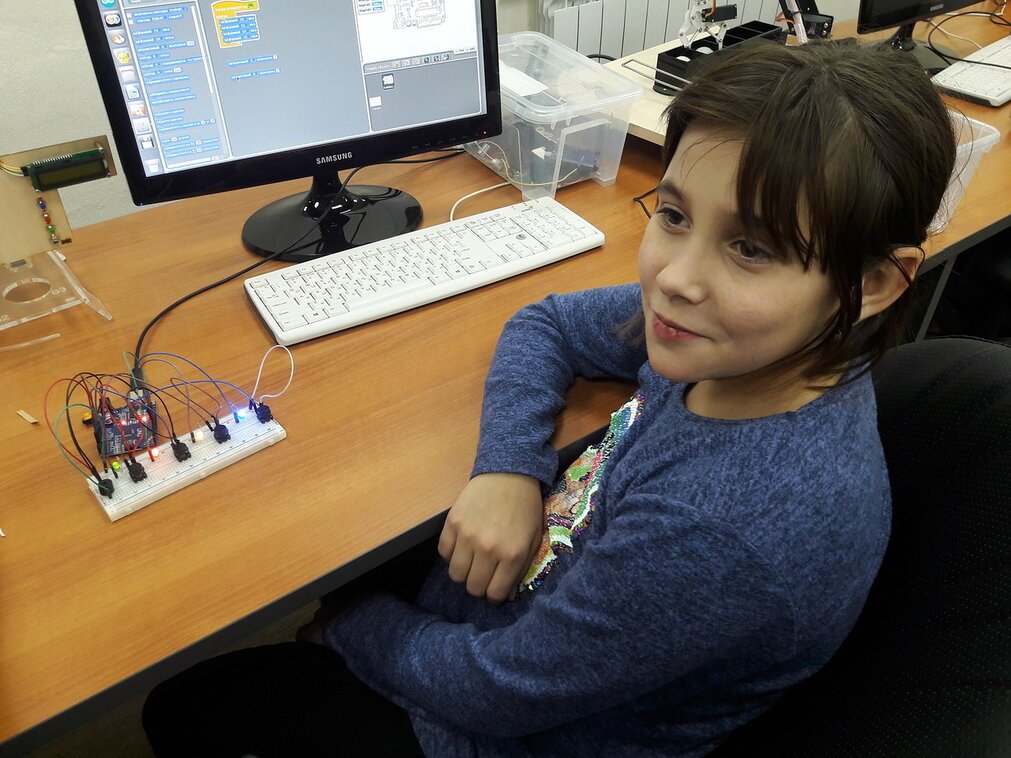 sw_robot's tweet image. Мини синтезатор на Arduino UNO
Сердце нашего синтезатора - Arduino UNO, ну а голос это обычный зуммер, клавиши всего 4 (кнопки), на которые настраиваются 4 ноты! Мелодию в лесу родилась ёлочка уже можно сыграть.
#Arduino_UNO #кружок_робототехники #синтезатор_на_Arduino